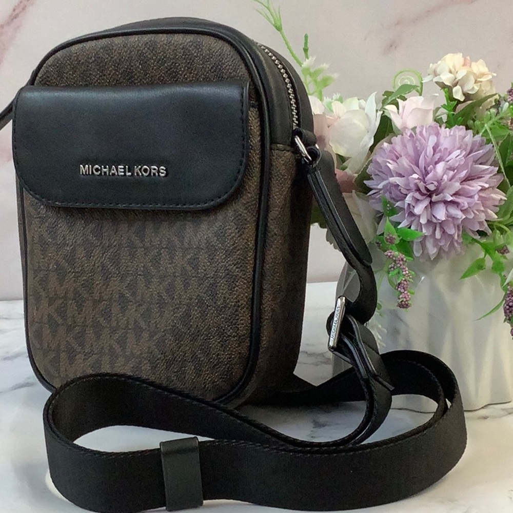 NWT Michael Kors Hudson Flap Phone Crossbody Brown/Black Signature